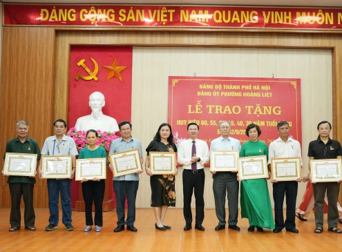 Đảng viên Đảng bộ Cotana Group nhận Huy hiệu 40 năm tuổi Đảng dịp Kỷ niệm 80 năm Cách mạng tháng 8 và Quốc khánh 2/9
